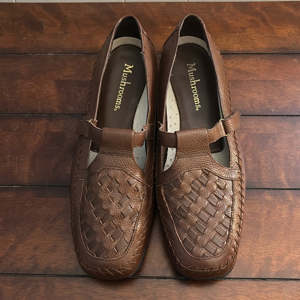 Mushrooms women’s size 11 slip on leather shoes.